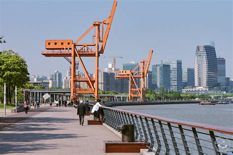 上海徐匯濱江怎麼去？不妨從不同的角度來探索這條 picturesque 的水岸線之旅。